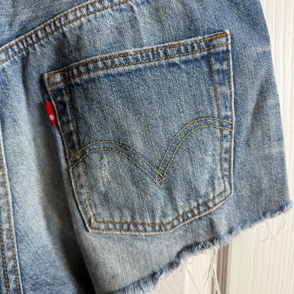 Levi’s Women’s Jean Shorts 501 Cut Off Denim Size 28 Waist Frayed Hem Shortie - Picture 7 of 14